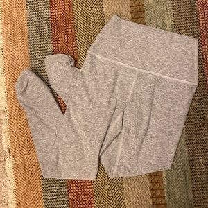 Like New Beyond Yoga Don't Get Twisted High Waisted Midi Legging XS Silver Mist